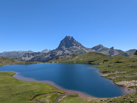 Stunning Panoramic View of Pic du Midi d'Ossau and Gentau Lake from a Hiking Trail, High Altitude Landscape.
(Met en avant le c&ocirc;t&eacute; rando/trekking gr&acirc;ce au sentier visible au premier plan).