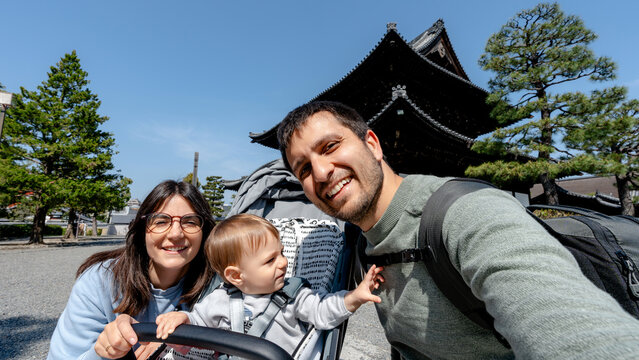 Family enjoying time at Kenninji Temple, Kyoto