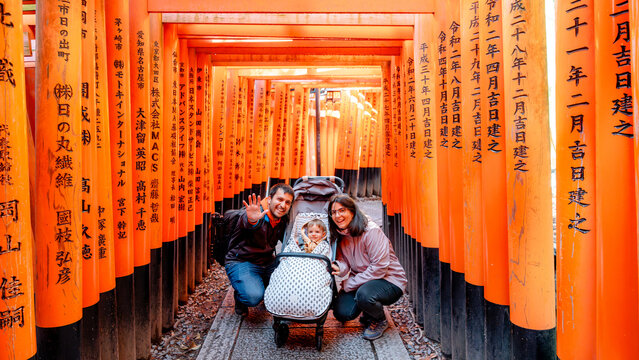Family exploring Fushimi Inari-Taisha in Kyoto