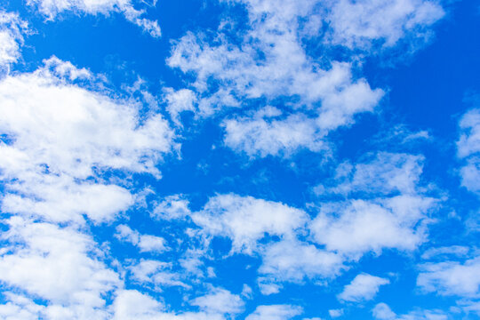 c&eacute;u azul com nuvens
