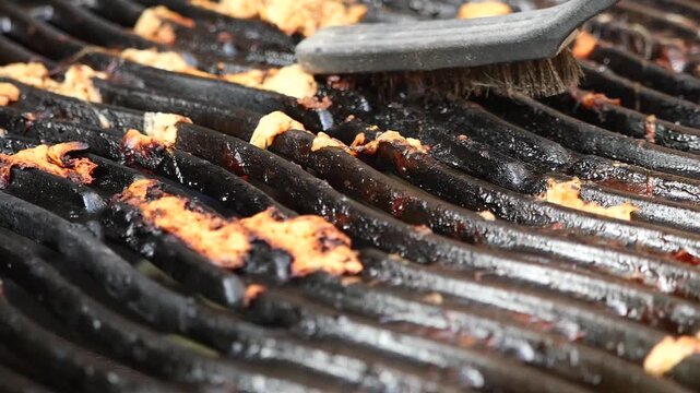 Cleaning a very dirty barbecue grill with an aluminum foil