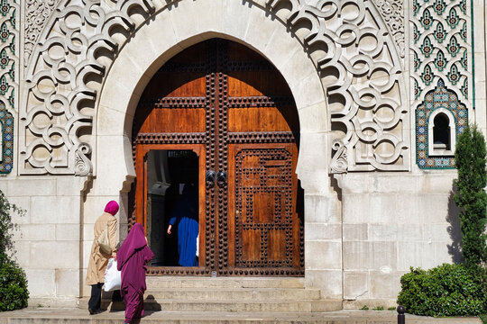 Des femmes de confession musulmane allant prier &agrave; la mosqu&eacute;e 