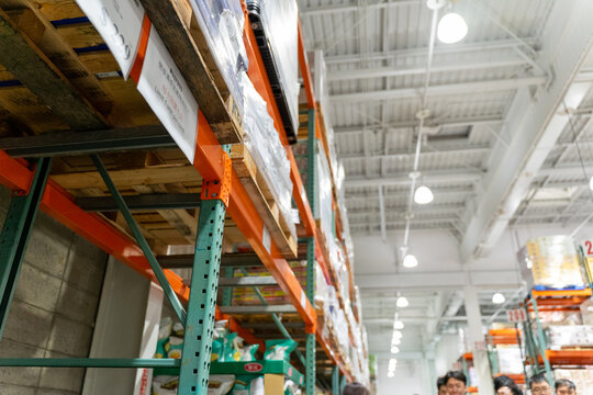American warehouse clubs, such as Costco and Sam's Club, are famous for their massive scale and bulk-buying model. The shelving systems used in these stores differ significantly from traditional super