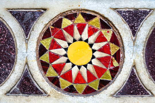 Des tesselles de mosa&iuml;que assembl&eacute;es pour former une ornementation florale
