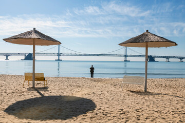 Fototapeta premium Tourist on Gwangalli beach with view Gwangan Bridge, Busan