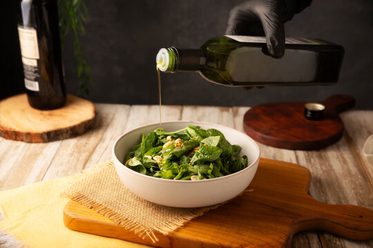 Green leaf salad with baby spinach. Fresh and healthy green leaves ready to eat, an easy and nutritious recipe.