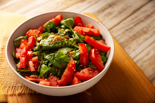 Green leaf salad with baby spinach. Fresh and healthy green leaves ready to eat, an easy and nutritious recipe.