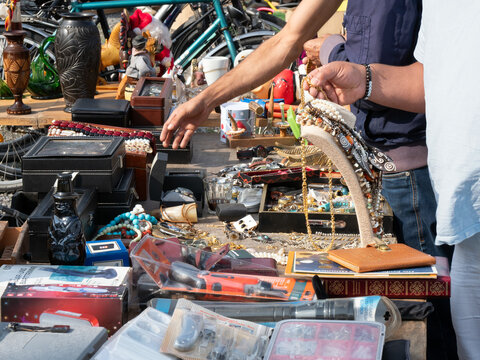 Flohmarkt - Tr&ouml;del - Rarit&auml;t suchen und Schn&auml;ppchen finden