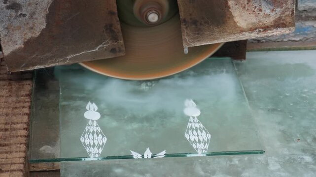 Gass cutting wheel shaping decorative patterns