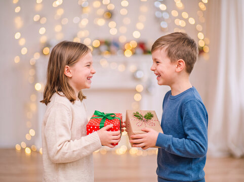 deux enfants souriant avec des cadeaux