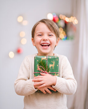 enfant avec un paquet cadeau &agrave; offrir
