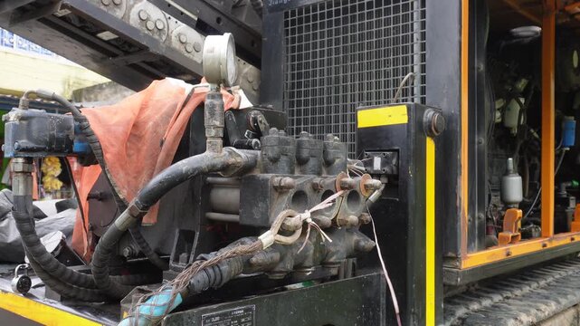 Horizontal drilling machine with powerful hydraulic system
