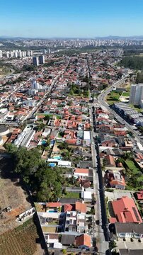 Vis&atilde;o a&eacute;rea do bairro Vila Su&iacute;ssa, em Mogi das Cruzes, SP, com casas, ruas, pr&eacute;dios, com&eacute;rcio e &aacute;reas verdes, destacando a expans&atilde;o urbana na regi&atilde;o do Alto Tiet&ecirc;.