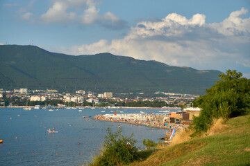 Obraz premium Scenic View of Gelendzhik Bay: Mountains, Sea, and Coastal Town
