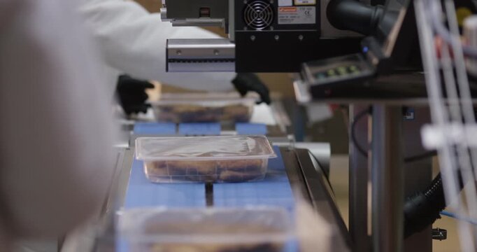 Labeling machine places a label on a food container