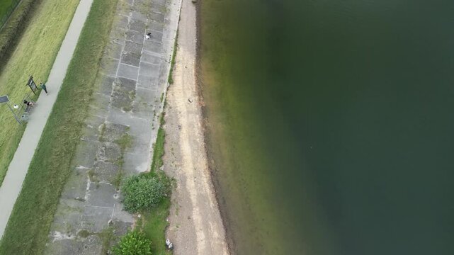 Jezioro Żywieckie - Polska
Jezioro pośr&oacute;d g&oacute;r Besdkid&oacute;w nagrane dronem z wysokości, g&oacute;ry, las, plaża,łodzie, przyroda