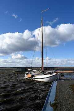 Rieth am neuwarper See, schwimmender Bootssteg mit Flachbodenschiff