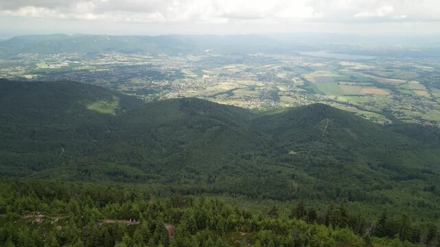 Skrzyczne - Polska
Szczyt najwyższej g&oacute;ry Beskidu Śląskiego Skrzycznego 1257 m n.p.m. nagrana z drona. Piękne ujęcia z powietrza, szczyt, masz telekomunikacyjny, chmury i okoliczne szczyty, kolejka li