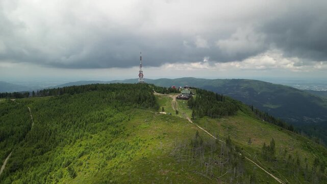 Skrzyczne - Polska
Szczyt najwyższej g&oacute;ry Beskidu Śląskiego Skrzycznego 1257 m n.p.m. nagrana z drona. Piękne ujęcia z powietrza, szczyt, masz telekomunikacyjny, chmury i okoliczne szczyty, kolejka li