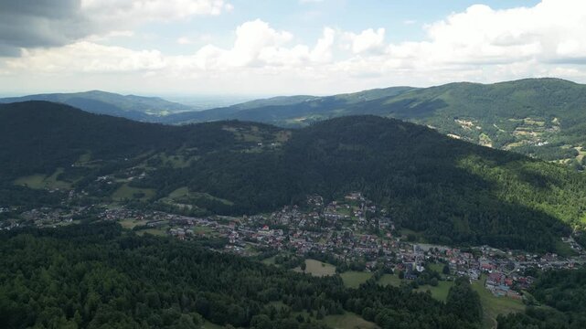 Skrzyczne - Polska
Szczyt najwyższej g&oacute;ry Beskidu Śląskiego Skrzycznego 1257 m n.p.m. nagrana z drona. Piękne ujęcia z powietrza, szczyt, masz telekomunikacyjny, chmury i okoliczne szczyty, kolejka li