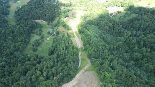 Skrzyczne - Polska
Szczyt najwyższej g&oacute;ry Beskidu Śląskiego Skrzycznego 1257 m n.p.m. nagrana z drona. Piękne ujęcia z powietrza, szczyt, masz telekomunikacyjny, chmury i okoliczne szczyty, kolejka li