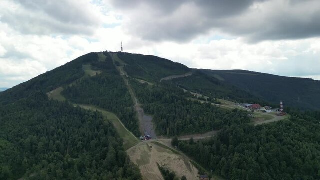 Skrzyczne - Polska
Szczyt najwyższej g&oacute;ry Beskidu Śląskiego Skrzycznego 1257 m n.p.m. nagrana z drona. Piękne ujęcia z powietrza, szczyt, masz telekomunikacyjny, chmury i okoliczne szczyty, kolejka li