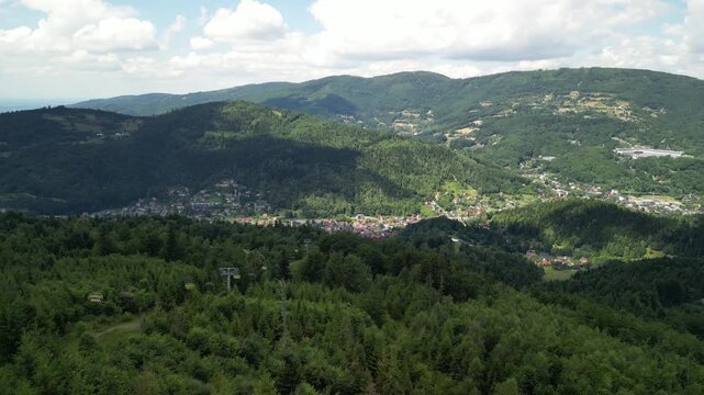 Skrzyczne - Polska
Szczyt najwyższej g&oacute;ry Beskidu Śląskiego Skrzycznego 1257 m n.p.m. nagrana z drona. Piękne ujęcia z powietrza, szczyt, masz telekomunikacyjny, chmury i okoliczne szczyty, kolejka li