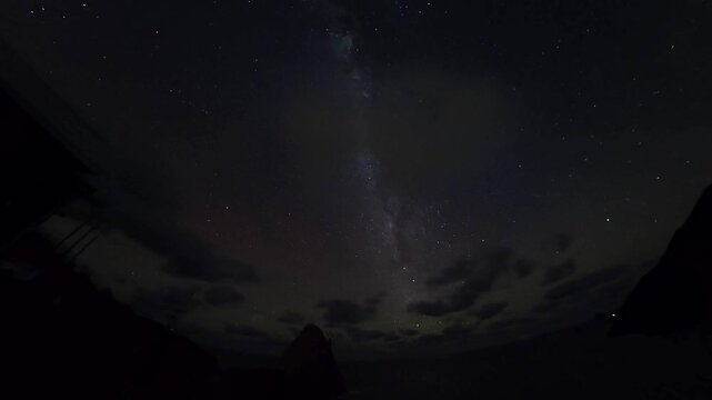 timelaps de la voie lact&eacute;e prise de la c&ocirc;te sud de UA HUKA dans l'archipel des marquises sur le cycle entier de la nuit 