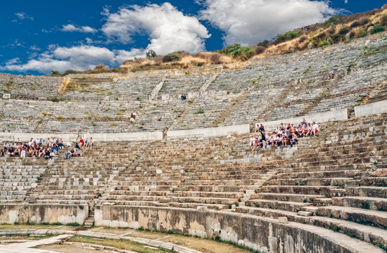 Historisches Farbfoto des Innenraums des gro&szlig;en Amphitheaters mit Touristen auf den kreisf&ouml;rmigen R&auml;ngen in der antiken, r&ouml;mischen Stadt Ephesus, T&uuml;rkei 03.Mai 2003