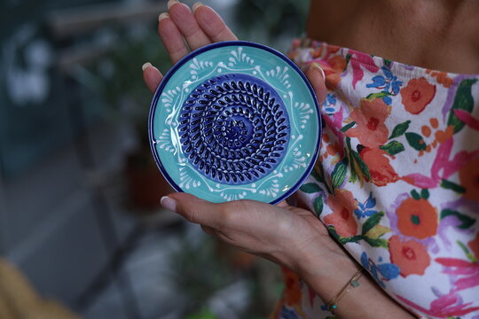 R&acirc;pe &agrave; ail ronde en c&eacute;ramique tenue entre deux mains