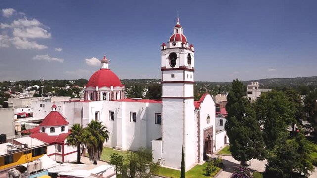 Dolly in o acercamiento de una iglesia blanca colonial m&eacute;xicana con torre