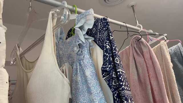 室内に干された水着