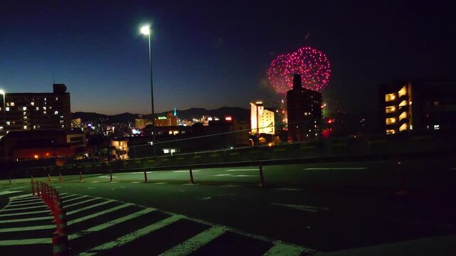 別府花火と車の光跡（大分県別府市）