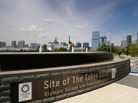 晴海埠頭公園の選手村跡地の記念プレートと噴水。2026年6月、東京都中央区にて撮影。