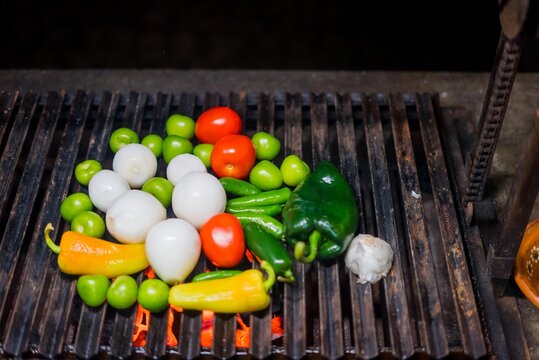 Verduras sobre un asador