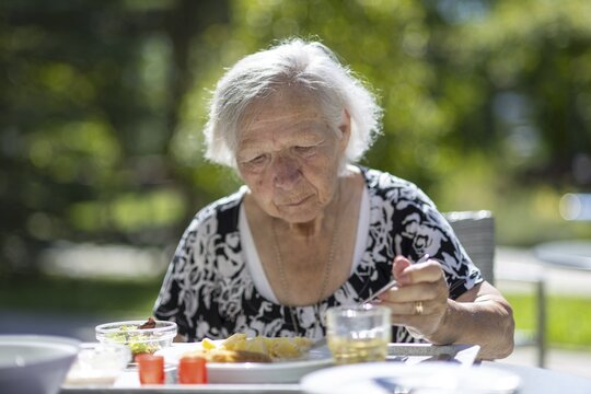 86-year-old woman having lunch, retirement home, Jettingen, Baden-W&uuml;rttemberg, Germany