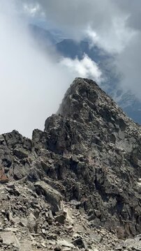 Nebel zieht &uuml;ber den markanten Grat des Piz Julier in Graub&uuml;nden in den Schweizer Alpen
