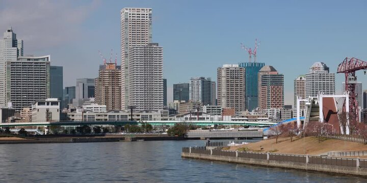 運河沿いにビルが立ち並ぶ都市の風景。