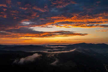 Czerwony zachód słońca, Beskid Sądecki, Muszyna, wakacje. © Maciej G. Szling