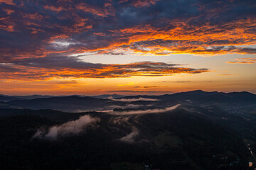 Czerwony zachód słońca, Beskid Sądecki, Muszyna, wakacje. © Maciej G. Szling