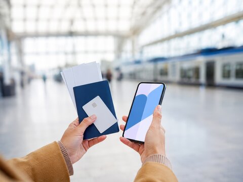 Equipaje y tel&eacute;fono en una estaci&oacute;n de tren o aeropuerto