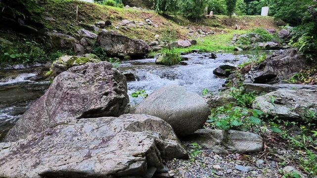 東京都檜原村 南秋川の清流と岩