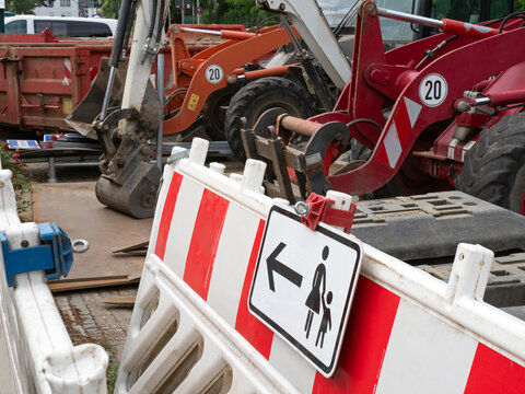 Lagerplatz f&uuml;r Baumaschinen und Baustellenschilder - abgestellte Radlader und Mini-Bagger