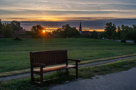 Sonnenaufgang &uuml;ber D&ouml;mitz und dem Elberadweg