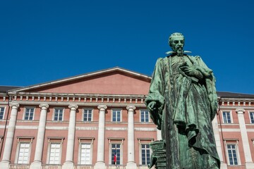 Obraz premium Statue d'Antoine Favre devant le Palais de Justice de Chambéry