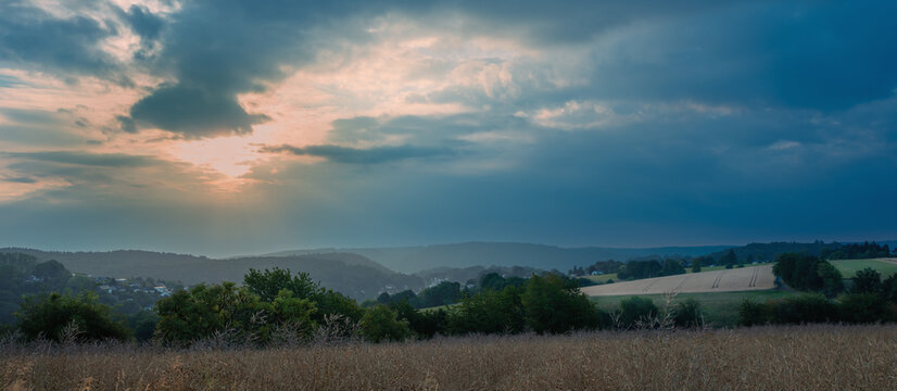Sommer Sonnenaufgang &uuml;ber den W&auml;ldern und Feldern von Marburg