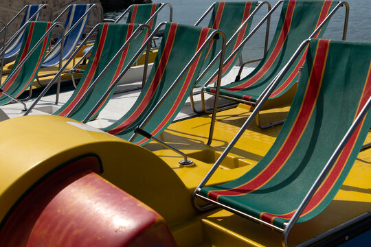 Bunte Liegest&uuml;hle auf einem Tretboot