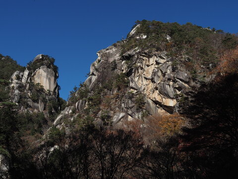A natural autumn landscape photographed in late November at Shosenkyo Gorge in Kofu City, Yamanashi Prefecture, Japan.