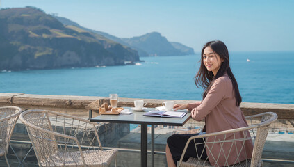 Obraz premium 一人旅の女性が海辺カフェで手帳を開く写真