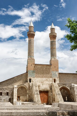 Obraz premium Sivas, Turkiye (Turkey) - Twin minarets madrasah in Sivas city - Sivas is a tourist magnet city of modern Turkey with many historical monumental remains.